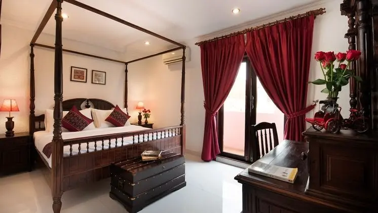 Colonial Two-Bedroom Suite - Free Airport Transfers + Daily Afternoon Tea
