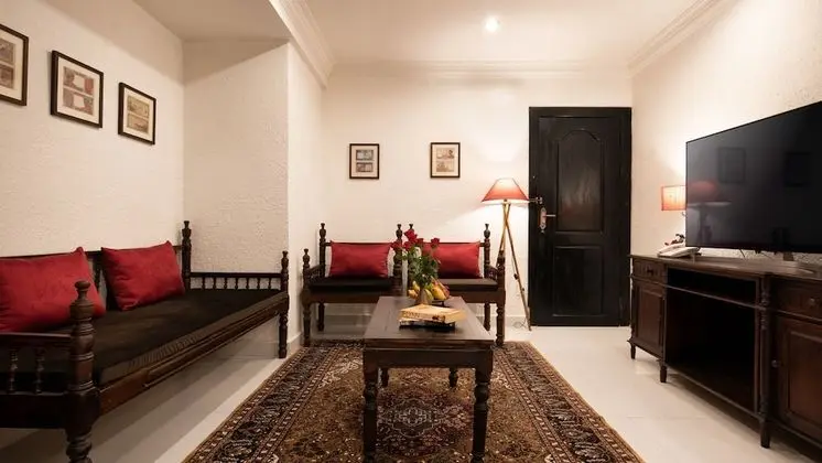 Colonial Two-Bedroom Suite - Free Airport Transfers + Daily Afternoon Tea