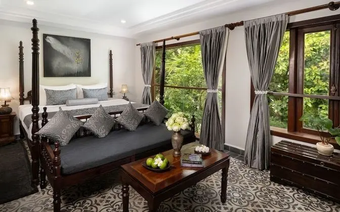 Historical Honeymoon Suite - Free Airport Transfers + Daily Afternoon Tea