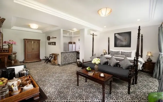 Historical Honeymoon Suite - Free Airport Transfers + Daily Afternoon Tea