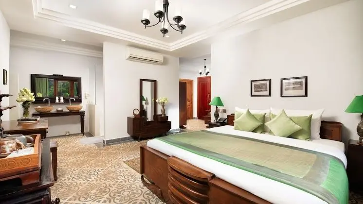 Historical Honeymoon Suite - Free Airport Transfers + Daily Afternoon Tea