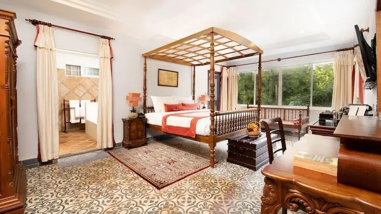 Historical Honeymoon Suite - Free Airport Transfers + Daily Afternoon Tea