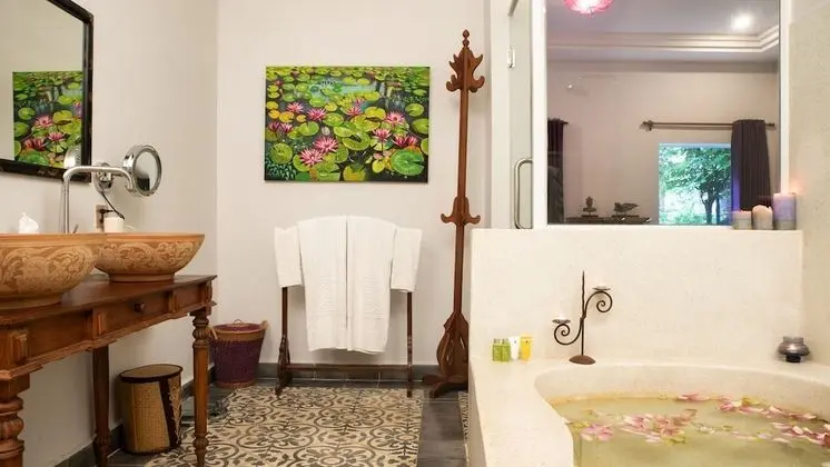 Historical Honeymoon Suite - Free Airport Transfers + Daily Afternoon Tea