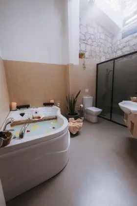 Aile Suiti,bağlantılı Aile Odası,dekoratif Şömineli & Jakuzili