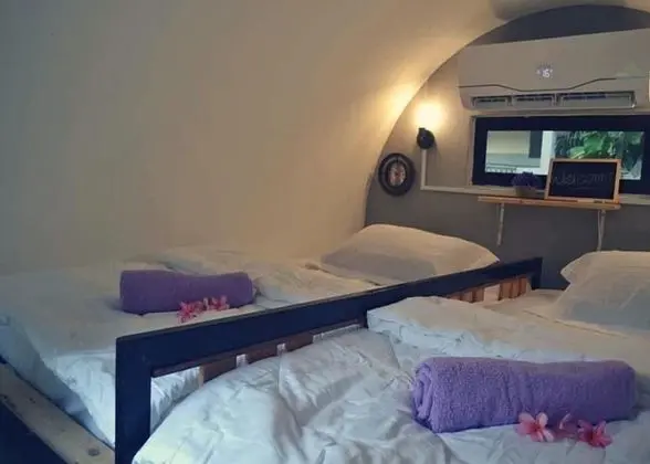 İki Ayrı Yataklı Oda, Ortak Banyo (Gegelung)