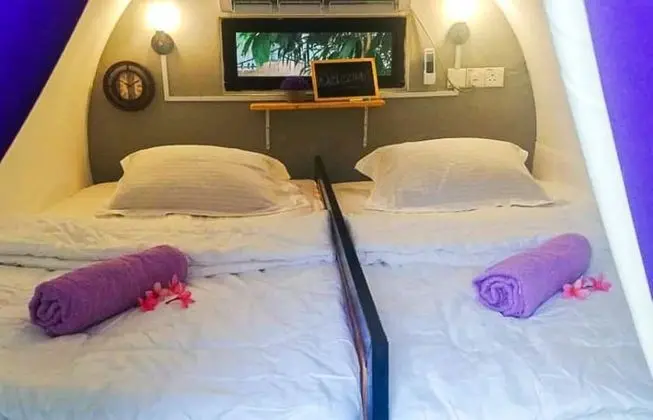 İki Ayrı Yataklı Oda, Ortak Banyo (Gegelung)