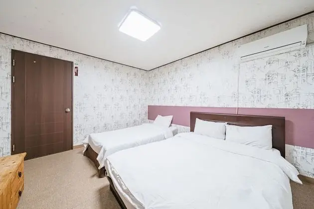 Tek Büyük veya İki Ayrı Yataklı Oda (Room assigned on-site)