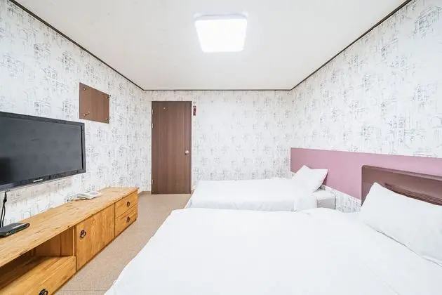 Tek Büyük veya İki Ayrı Yataklı Oda (Room assigned on-site)