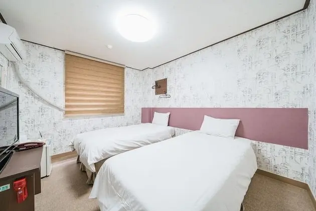 Tek Büyük veya İki Ayrı Yataklı Oda (Room assigned on-site)