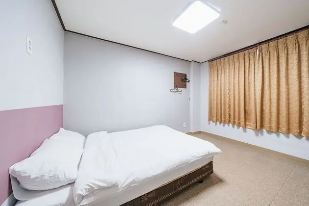 Tek Büyük veya İki Ayrı Yataklı Oda (Room assigned on-site)