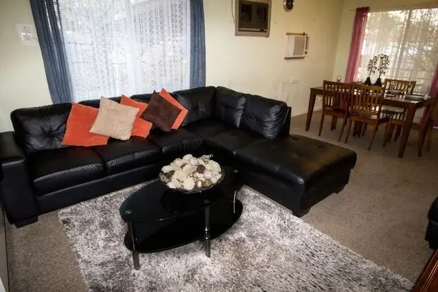 Ev, 2 Yatak Odası, 2 Banyolu (2-Bedroom House plus Caravan sleeps 2)