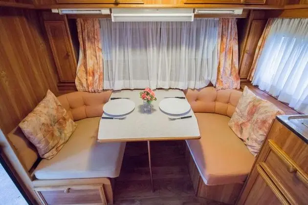 Ev, 2 Yatak Odası, 2 Banyolu (2-Bedroom House plus Caravan sleeps 2)