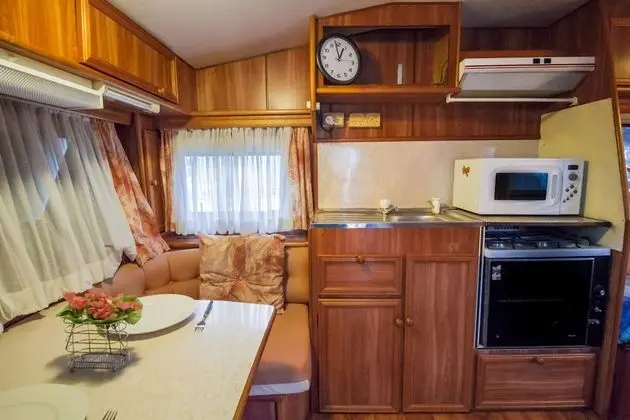 Ev, 2 Yatak Odası, 2 Banyolu (2-Bedroom House plus Caravan sleeps 2)