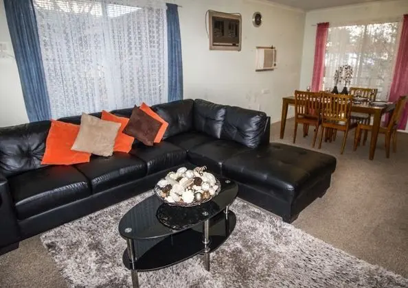 Ev, 2 Yatak Odası, 2 Banyolu (2-Bedroom House plus Caravan sleeps 2)