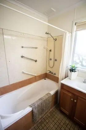 Ev, 2 Yatak Odası, 2 Banyolu (2-Bedroom House plus Caravan sleeps 2)