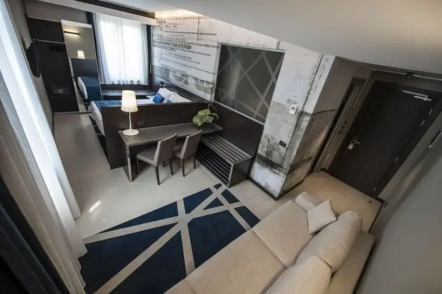 Junior Süit, 1 En Büyük (King) Boy Yatak ve Çekyat