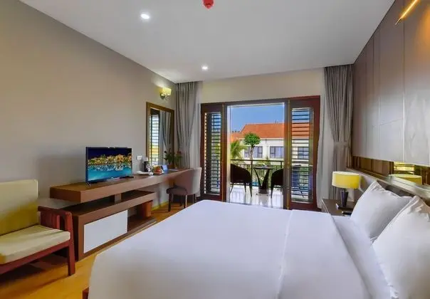 Deluxe Tek Büyük Yataklı Oda, Havuz Manzaralı