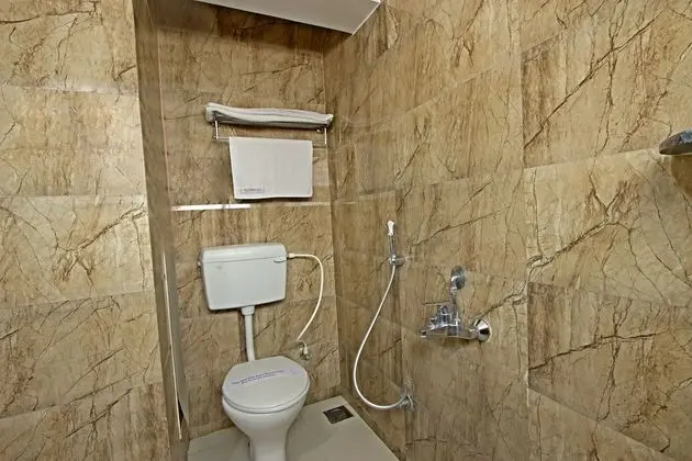 Deluxe Tek Büyük Yataklı Oda (with A/C)