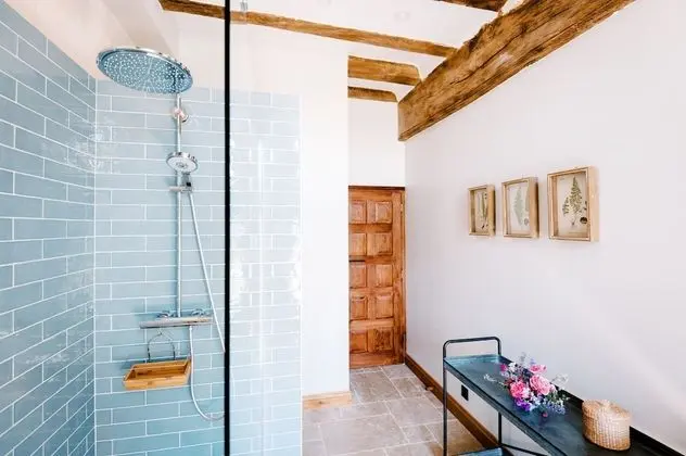 Classic Tek Büyük Yataklı Oda, Banyolu/Duşlu, Avlu Manzaralı (Ground floor Double room)