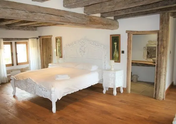 Superior Süit, Banyolu/Duşlu, Avlu Manzaralı (Max 2 adults + 2 children)