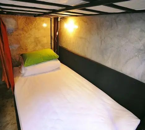 Mix Dorm 6 Bed-AirCon Single