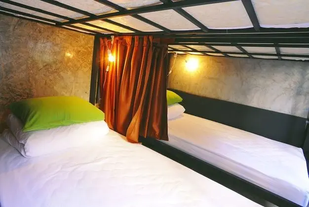 Mix Dorm 6 Bed-AirCon Single