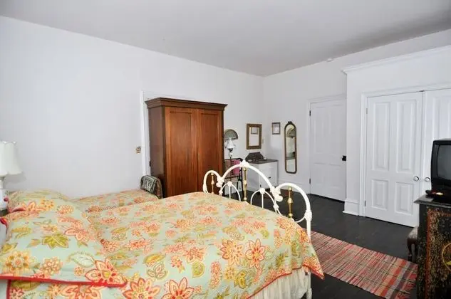 Ev, Birden Çok Yatak (Manor at Berkeley Springs)