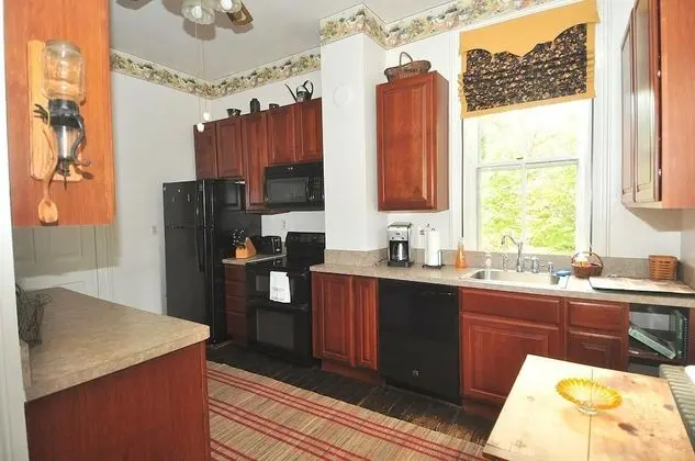 Ev, Birden Çok Yatak (Manor at Berkeley Springs)