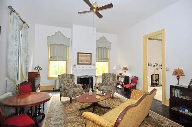 Ev, Birden Çok Yatak (Manor at Berkeley Springs)