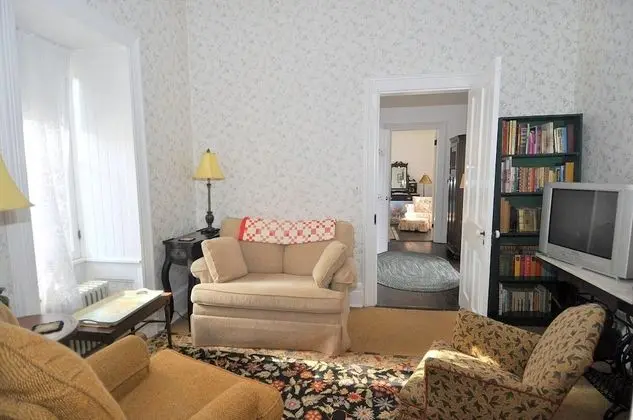 Ev, Birden Çok Yatak (Manor at Berkeley Springs)