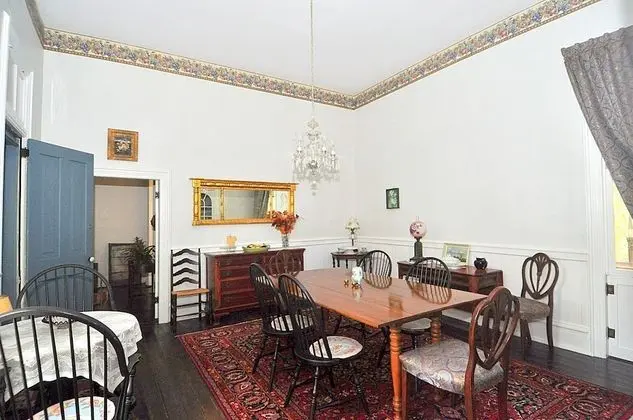 Ev, Birden Çok Yatak (Manor at Berkeley Springs)