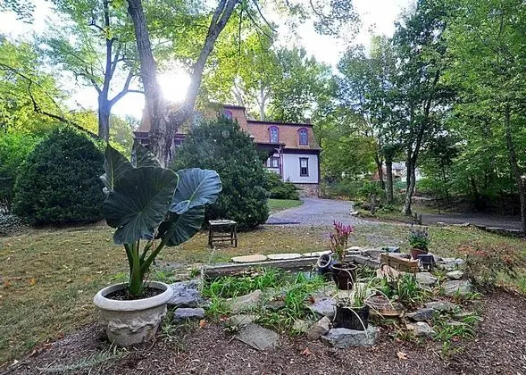 Ev, Birden Çok Yatak (Manor at Berkeley Springs)
