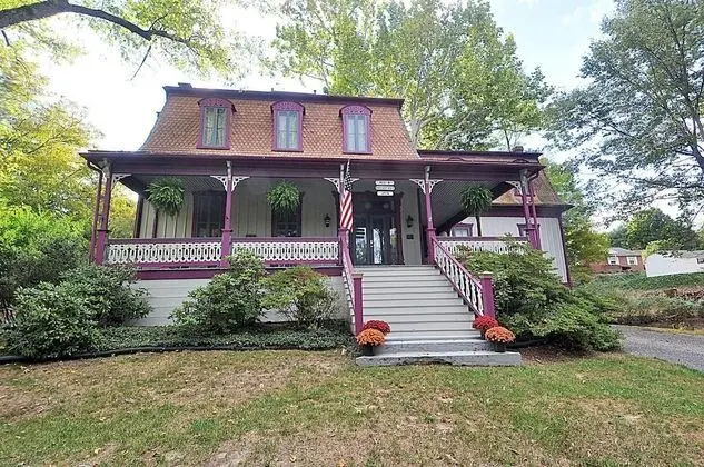 Ev, Birden Çok Yatak (Manor at Berkeley Springs)