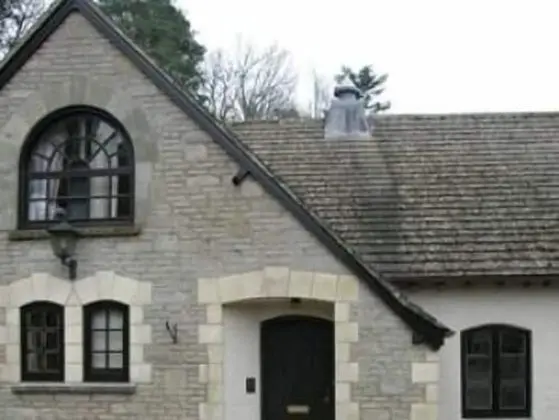 Kır Evi, Banyolu/Duşlu (Rough Tor)