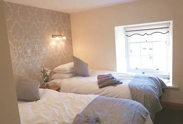 Tek Büyük veya İki Ayrı Yataklı Oda (with Bath and Shower)