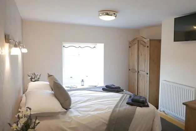 Tek Büyük veya İki Ayrı Yataklı Oda (with Shower)