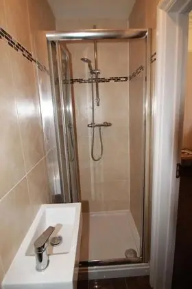 Tek Büyük Yataklı Oda, Banyolu/Duşlu