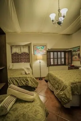 Üç Kişilik Oda, Birden Çok Yatak (1 Queen, 1 Double Bed, 1 Single Bed)
