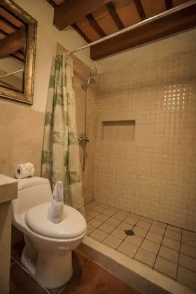 Üç Kişilik Oda, Birden Çok Yatak (1 Queen, 1 Double Bed, 1 Single Bed)