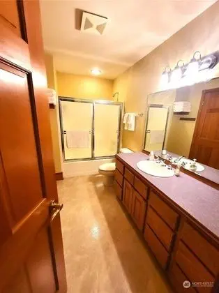 Deluxe Tek Büyük Yataklı Oda, 1 Büyük (Queen) Boy Yatak, Sigara İçilmez, Kısmi Göl Manzaralı
