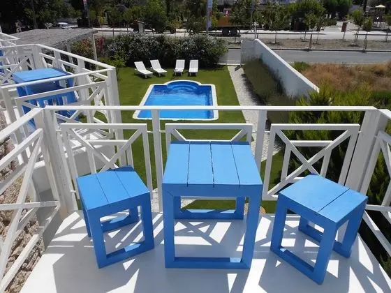 Tek Büyük Yataklı Oda, Balkon, Havuz Manzaralı