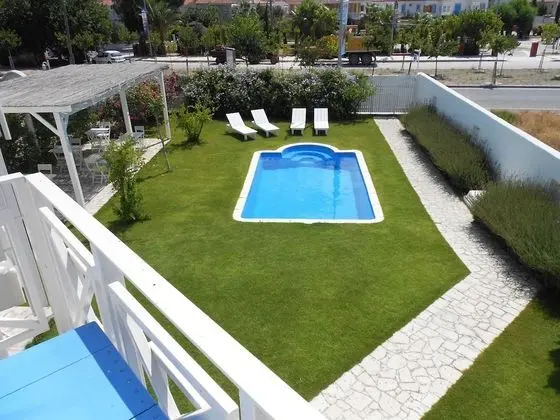 Tek Büyük Yataklı Oda, Balkon, Havuz Manzaralı