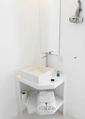 Tek Büyük Yataklı Oda, Balkon, Havuz Manzaralı