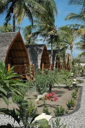 Traditional Bungalow Hollywood Twin