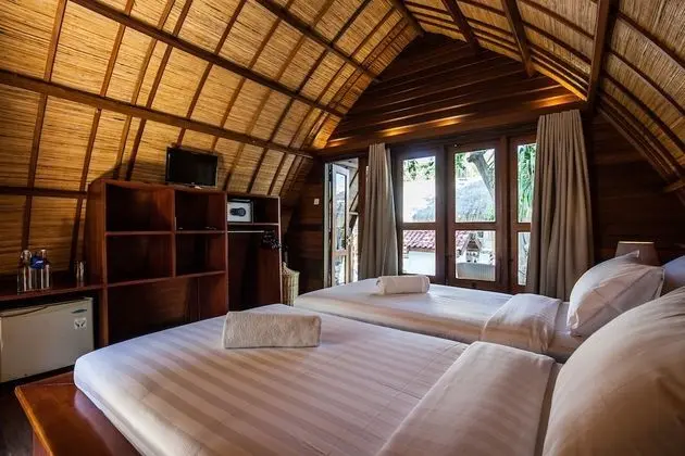 Traditional Bungalow Hollywood Twin