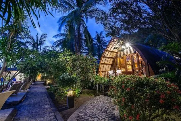 Traditional Bungalow Hollywood Twin