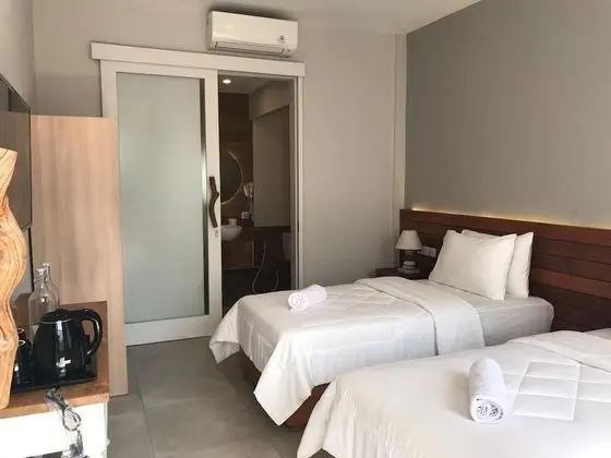 Deluxe Tek Büyük veya İki Ayrı Yataklı Oda, Havuz Manzaralı