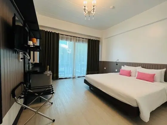 Deluxe Balcony King Bed