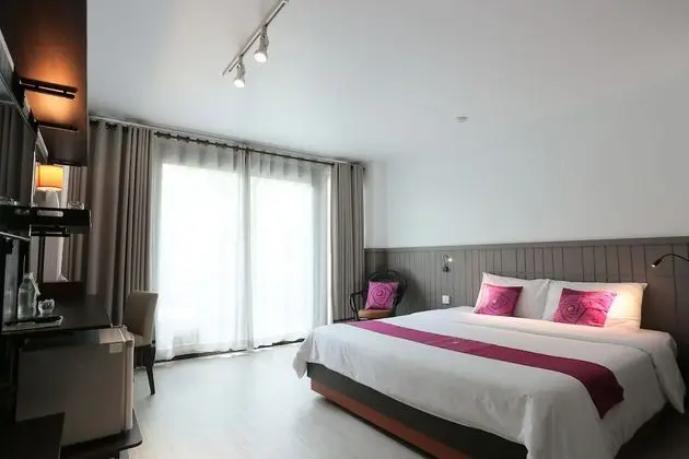 Deluxe Balcony King Bed