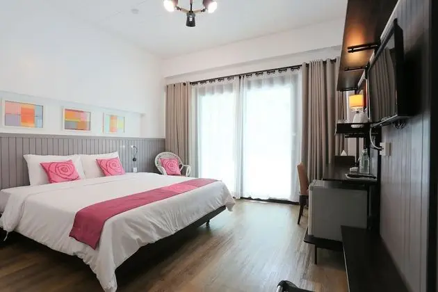 Deluxe Balcony King Bed